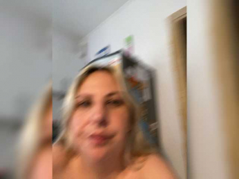 Roksi-8 webcam model stream image