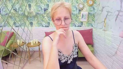 ParisCherry webcam model stream image