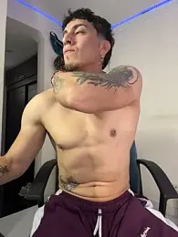 strongboy_ webcam model stream image