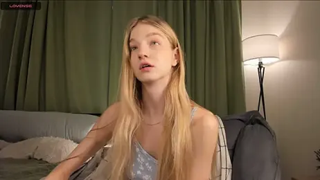 DreamyGleam webcam model stream image