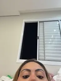LariiHotWife webcam preview