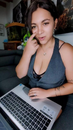 Roxynude webcam model stream image