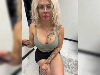 HotDesire webcam model stream image