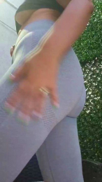YoungHotMom webcam model stream image