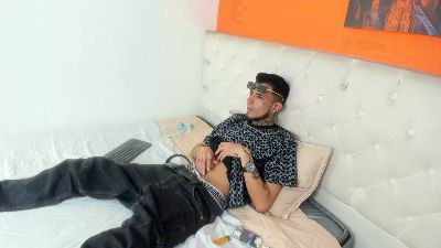 Dereckk18 webcam cam4 model stream image