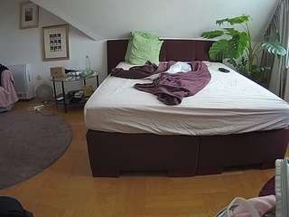 voyeurcam-julmodels-whitebed-6 webcam model stream image