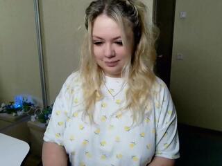 Kira Pride webcam model stream image