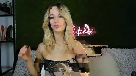 MiaBeeXX webcam stripchat model stream image