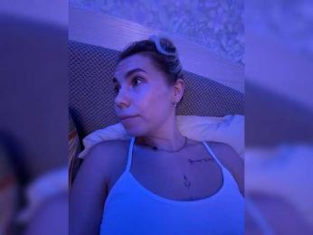 Emma942 webcam model stream image