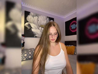 Caraline webcam model stream image