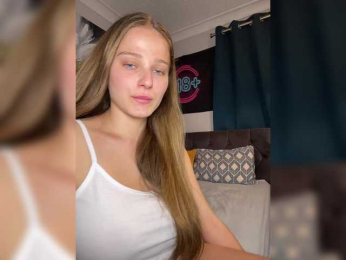 Caraline webcam model stream image