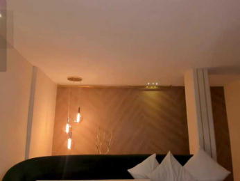 NiaHolland webcam model stream image