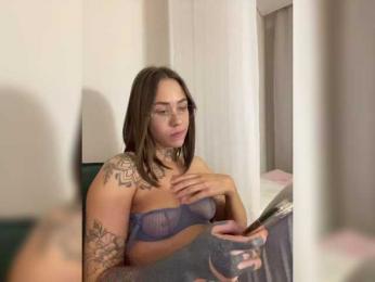 v_-_-_v webcam model stream image