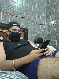 BeardKingoBack webcam stripchat model stream image
