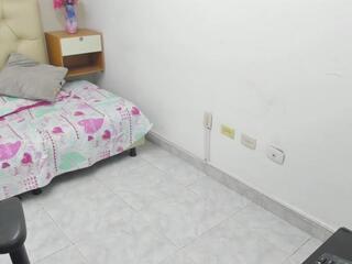 Triana Bloom webcam model stream image