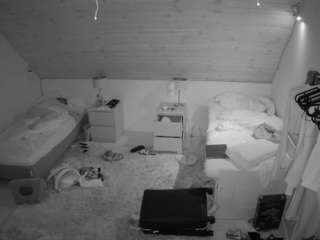 voyeurcam-julmodels-whitebed-2 webcam model stream image