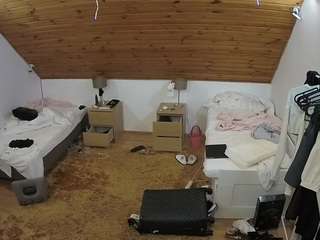 voyeurcam-julmodels-whitebed-2 webcam model stream image