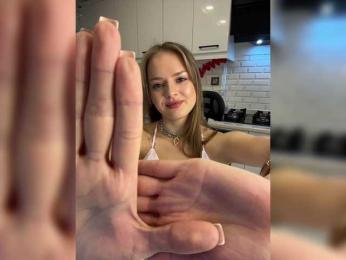 Lunaaaura webcam model stream image