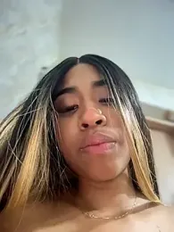 bella__honey webcam stripchat model stream image