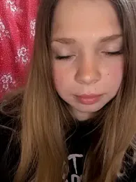 Zuli_Kiska webcam model stream image