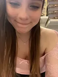 Lunabelle_ webcam model stream image