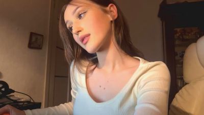 AdeliaDerousse webcam model stream image