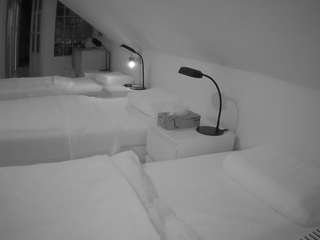 voyeurcam-julmodels-bed-3 webcam model stream image