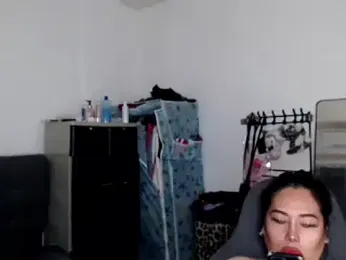 urqueendominant webcam model stream image