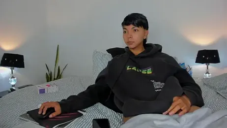 xhenisa_ webcam stripchat model stream image