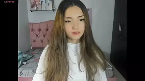 Alice_bloom_ webcam model stream image