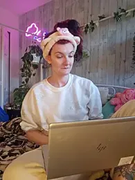 YourFavCanadianMILF webcam model stream image