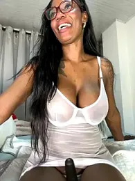 Bustykeyla webcam model stream image