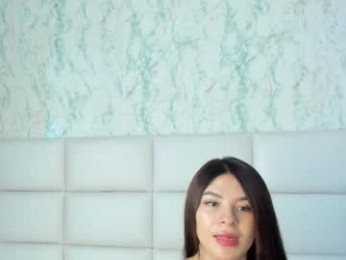maia_cute_ webcam model stream image