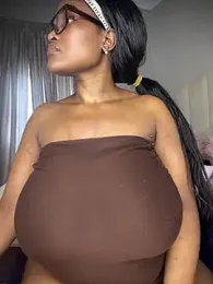 Bustygoddess32 webcam model stream image