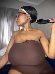 Bustygoddess32 webcam model stream image