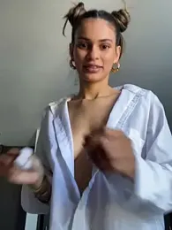 cuteluci_ webcam model stream image