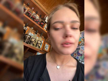 HollyGolightly webcam model stream image