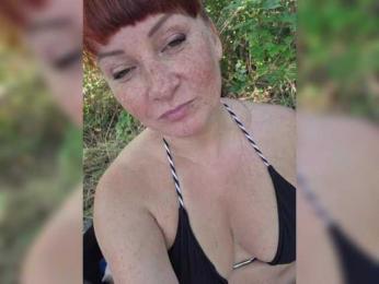 Flirt_Red webcam model stream image