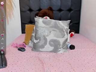 emma-andreew1 webcam model stream image