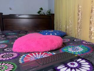 Samantha Lojan webcam model stream image
