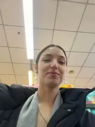 DollyTall webcam model stream image