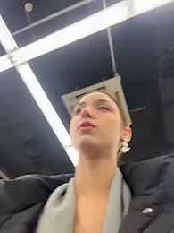 DollyTall webcam model stream image