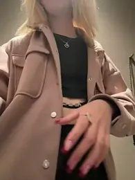 DollyTall webcam model stream image
