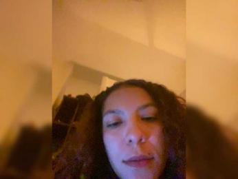 Luneee webcam model stream image