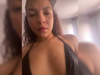 Luneee webcam model stream image