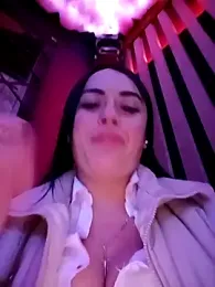 Lesly_10- webcam stripchat model stream image