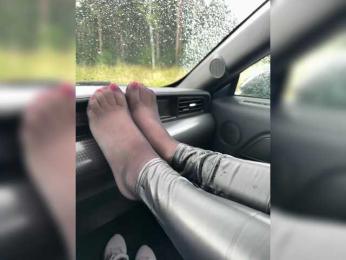 Feet-sweet-little-girl webcam model stream image