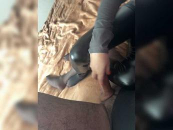 Feet-sweet-little-girl webcam model stream image
