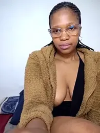 Curvy_sluty webcam model stream image