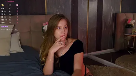 LoraineLuff stripchat stream image